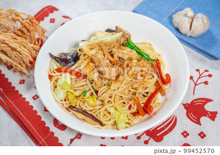 米粉麺の焼きそば麺で塩焼きそば 99452570