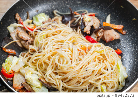 米粉麺で作る塩ヤキソバ 99452572