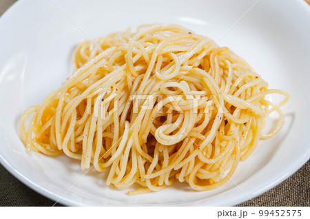 炒めた米粉麺の焼きそば 99452575