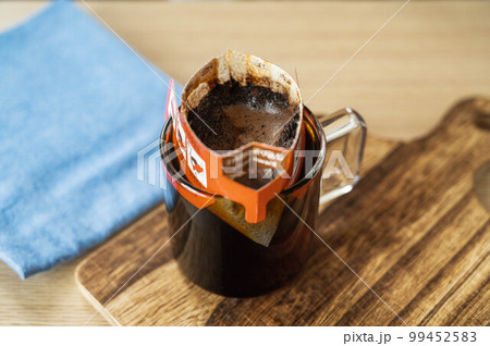 ドリップコーヒーを淹れる 99452583