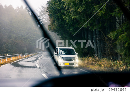 雨の日のドライブ・濡れたフロントガラス 99452845