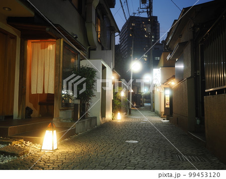 神楽坂　かくれんぼ横丁の夜景 99453120