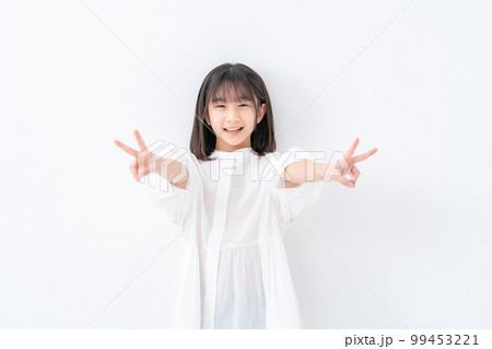 女の子　ピース　白バック 99453221
