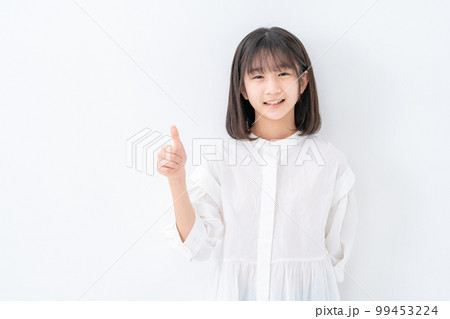 女の子 サムズアップ 白バック 女の子 サムズアップ 白バック 99453224