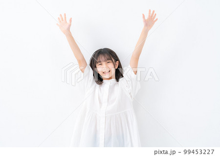 女の子 バンザイ 白バック 女の子 バンザイ 白バック 99453227