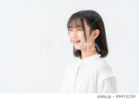 女の子 笑顔 白バック 女の子 笑顔 白バック 99453230