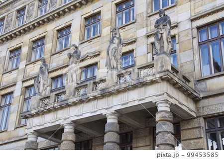 チェコ共和国の首都プラハにあるヴルタヴァ川沿いに建つヨセフ・ファンタが設計した通産省庁舎がある。 99453585