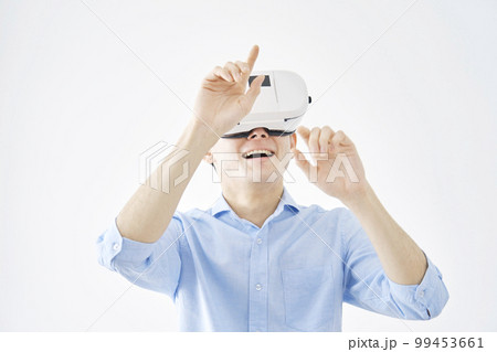 VRゴーグルをかけてバーチャルリアリティを体験する男性　白背景 99453661