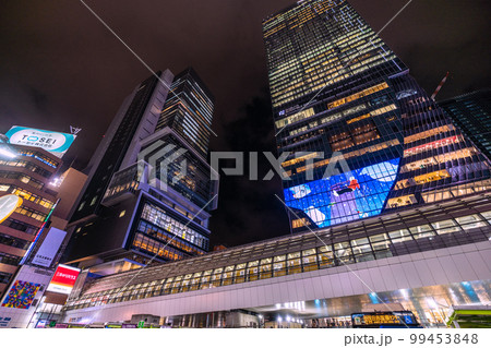 日本の東京都市景観　東京メトロ銀座線渋谷駅などを望む。側面に銀座線渋谷駅の文字がお目見え(画面左下） 99453848