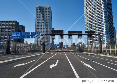 東京都　環二通り　月島警察署前交差点の景色 99454046