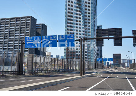 東京都　環二通り　月島警察署前交差点の景色 99454047