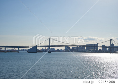 東京都　晴海客船ターミナルからのレインボーブリッジの眺め 99454060