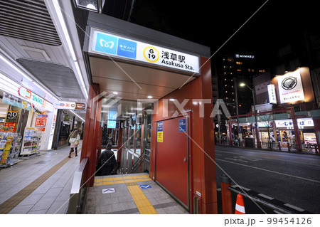 日本の東京都市景観　浅草の観音通り近くにある浅草駅（出入口）などを望む 99454126