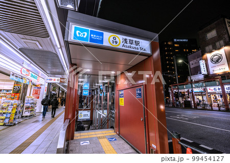 日本の東京都市景観　浅草の観音通り近くにある浅草駅（出入口）などを望む 99454127