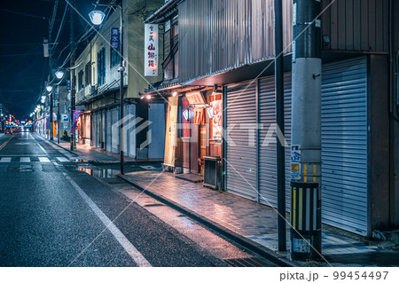 田舎町の夜の商店街 99454497