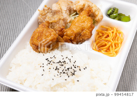 美味しい塩味と醤油味の鶏唐揚げが入った唐揚弁当 99454817