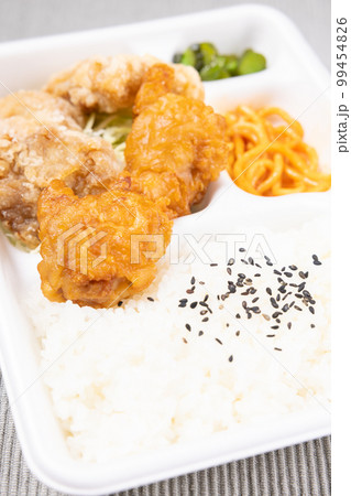 美味しい塩味と醤油味の鶏唐揚げが入った唐揚弁当 99454826