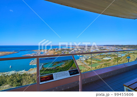 千葉県旭市の飯岡刑部岬(ぎょうぶみさき)展望館から西側の眺望(飯岡漁港,旭市,富士山など) 99455606