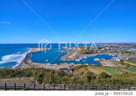 千葉県旭市の飯岡刑部岬(ぎょうぶみさき)展望館から西側の眺望(飯岡漁港,旭市,富士山など) 99455610