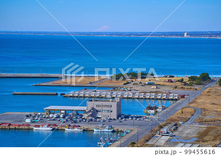 千葉県旭市の飯岡刑部岬(ぎょうぶみさき)展望館から西側の眺望(飯岡漁港,旭市,富士山など) 千葉県旭市の飯岡刑部岬(ぎょうぶみさき)展望館から西側の眺望(飯岡漁港,旭市,富士山など) 99455616