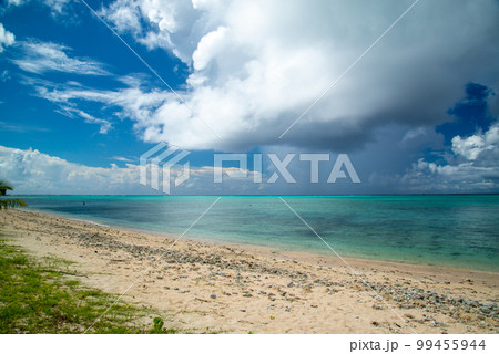 南国の海と雨雲 99455944