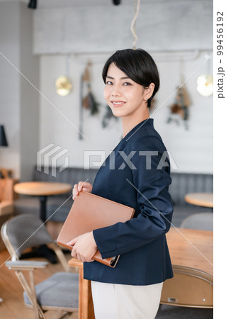 ビジネス 女性 笑顔 ビジネス 女性 笑顔 99456192