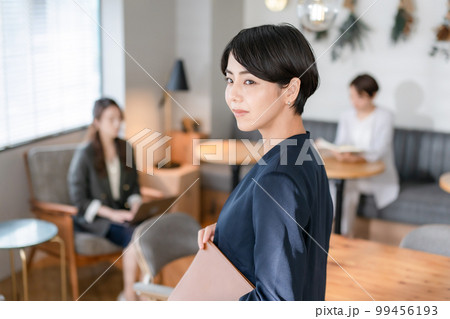 ビジネス 女性 笑顔 ビジネス 女性 笑顔 99456193