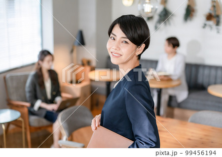 ビジネス　女性　笑顔　 99456194