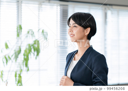 ビジネス　女性　笑顔　 99456208