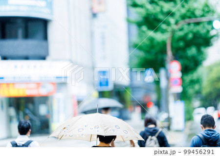 雨の日　傘 99456291
