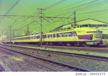 特急「とき」2号（2004M）、クハ181-104他、蕨ー南浦和、1977年10月22日 99456373