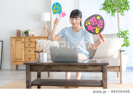 推し活　ライブ動画を見ながらうちわを振って推しを応援するz世代の女の子 99456406