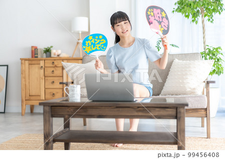 推し活　ライブ動画を見ながらうちわを振って推しを応援するz世代の女の子 99456408