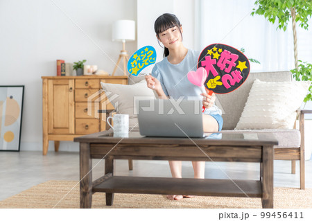 推し活　ライブ動画を見ながらうちわを振って推しを応援するz世代の女の子 99456411