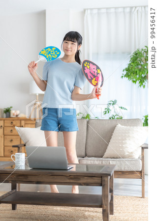 推し活　ライブ動画を見ながらうちわを振って推しを応援するz世代の女の子 99456417