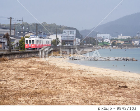 【志度線】志度湾沿いを走行する列車 99457103