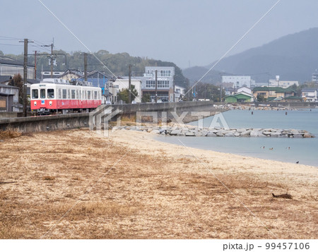 【志度線】志度湾沿いを走行する列車 99457106