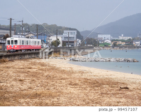 【志度線】志度湾沿いを走行する列車 99457107