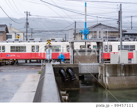【志度線】踏切を通過する列車 99457111