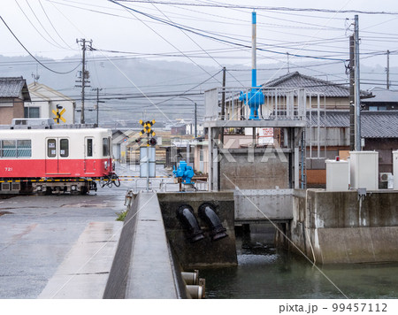 【志度線】踏切を通過する列車 99457112