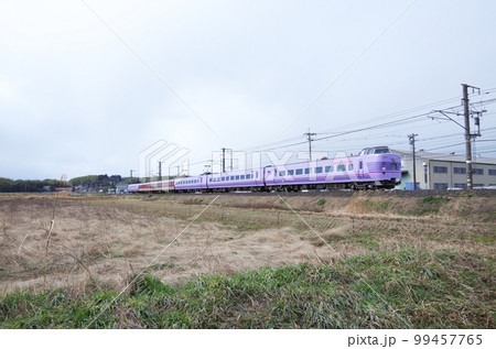 スーパーやくも号のリバイバル塗装車両と標準塗装車両の混合連結で運行の特急やくも号 スーパーやくも号のリバイバル塗装車両と標準塗装車両の混合連結で運行の特急やくも号 99457765