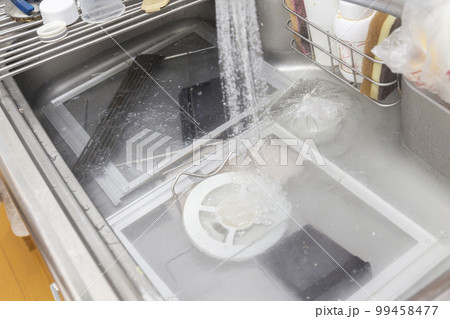 大掃除でキッチン用品の浸け置き洗い 大掃除でキッチン用品の浸け置き洗い 99458477