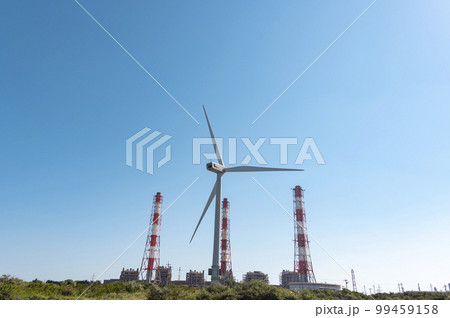 火力発電所の煙突と風力発電の風車 99459158