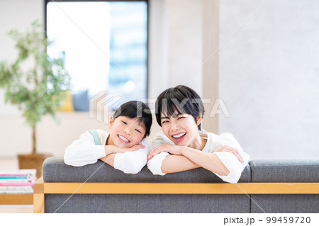 ソファーでくつろぐ親子。 99459720