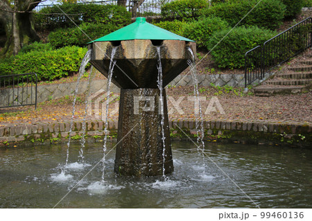 京都　蹴上インクラインのレールの側にある公園の噴水 99460136