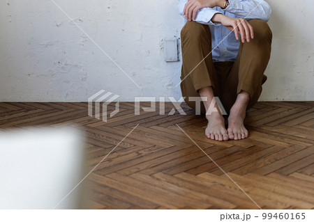 床に座る男性 パーツカット 床に座る男性 パーツカット 99460165
