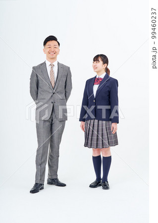 スーツ姿の男性と女子高生 スーツ姿の男性と女子高生 99460237