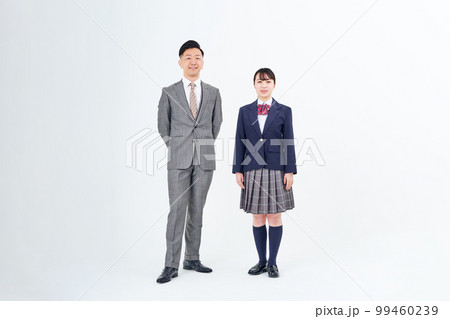 スーツ姿の男性と女子高生 99460239