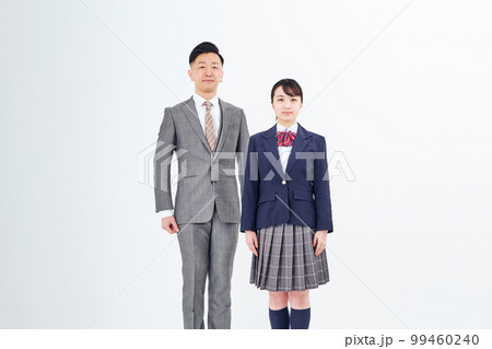 スーツ姿の男性と女子高生 99460240