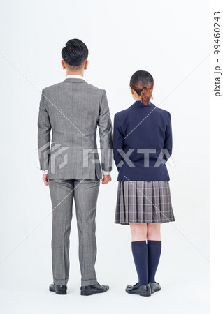 スーツ姿の男性と女子高生 スーツ姿の男性と女子高生 99460243